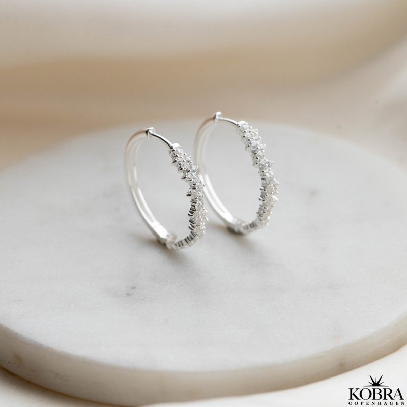 "Mikami" unikke slv hoops (large) med hvide sten