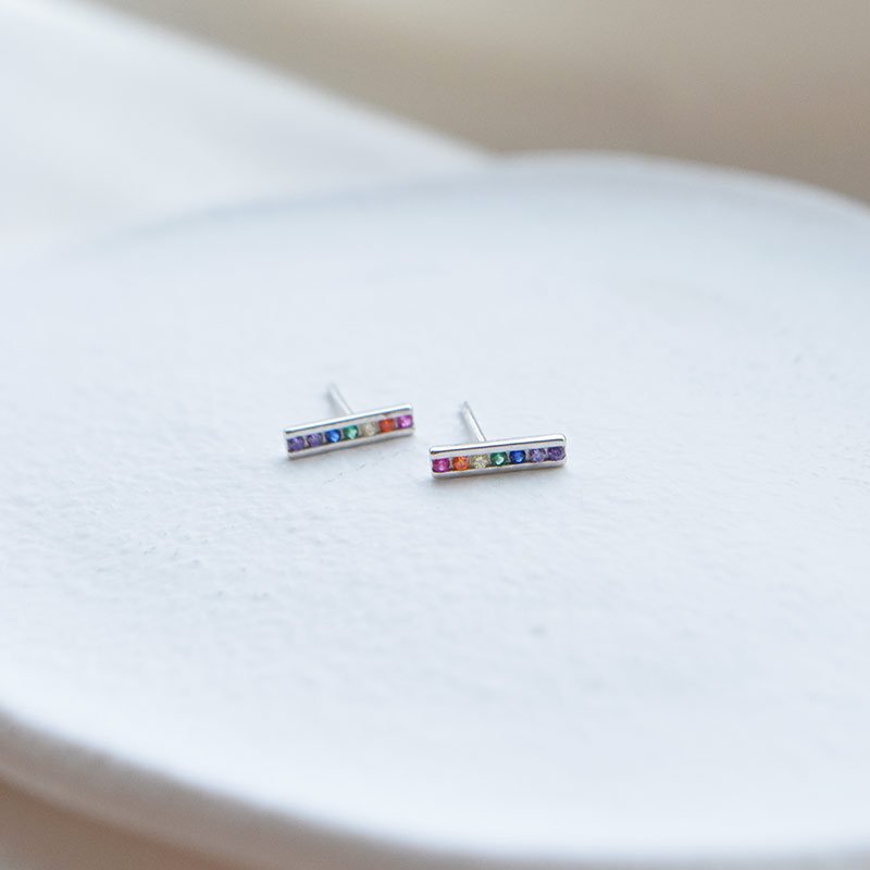 "Spring" sterling s�lv �restikker med farvet sten