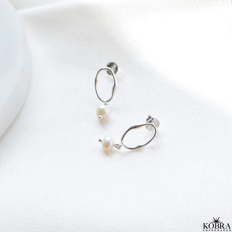 "Alisa" oval silver earrings with freshwater pearls