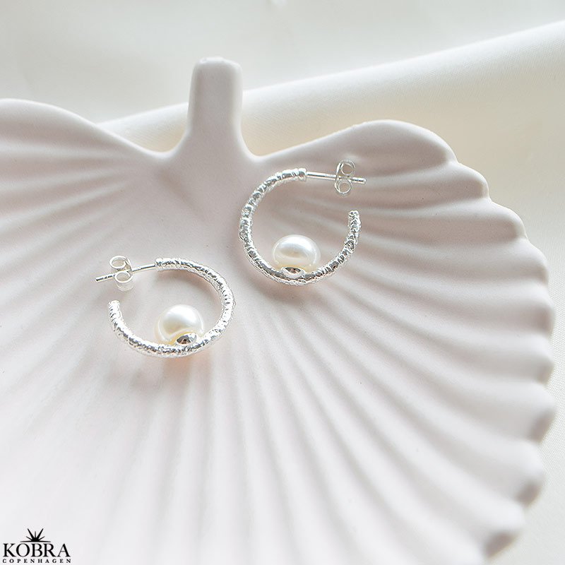 "Alberte" slv hoops reringe med ferskvandsperler og antik overflade