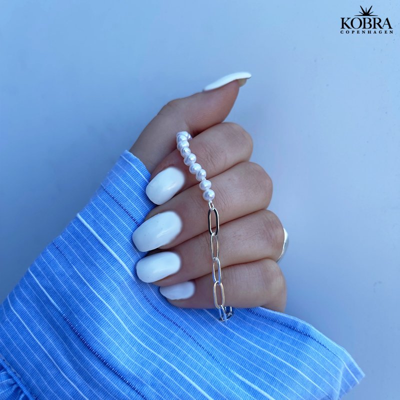 "Nirvana" Pearl bracelet in silver  with chain