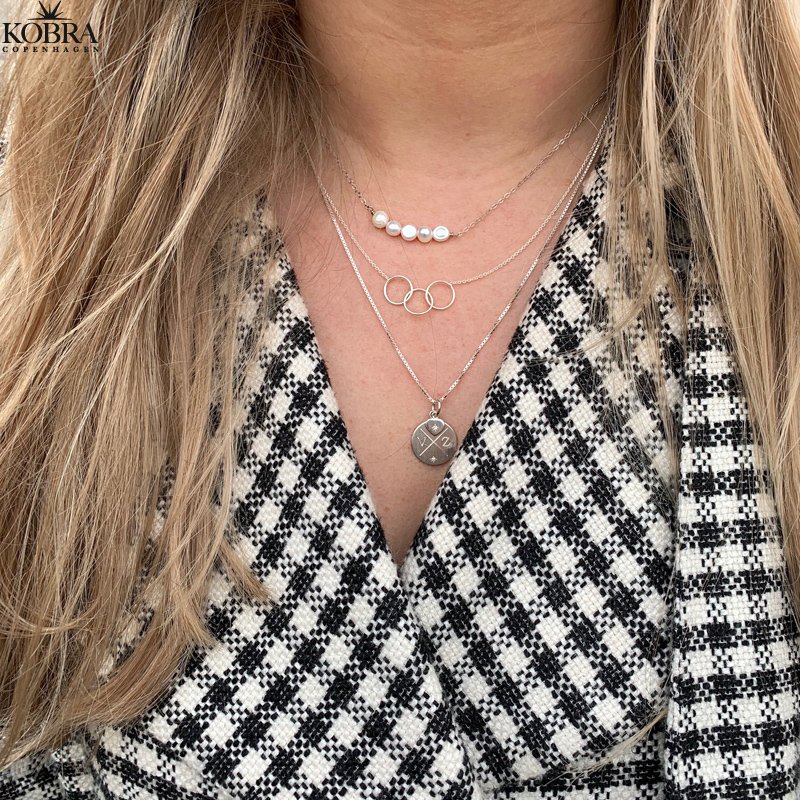 Rund "Rocket" krydsgravering halskde med sten i slv