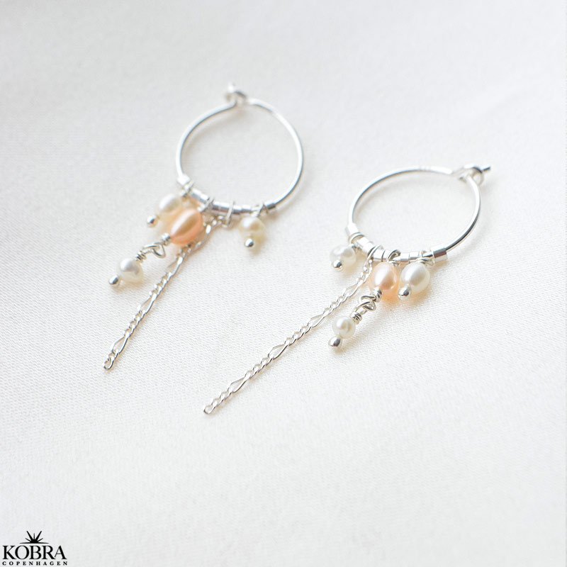 "Nahla" slv reringe med ferskenfarvet og hvide perler