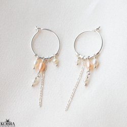 "Nahla" slv reringe med ferskenfarvet og hvide perler