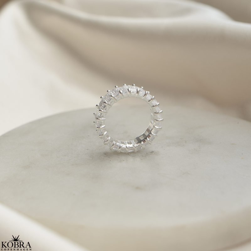 "Krystal" Eternity slv ring med baguette sten