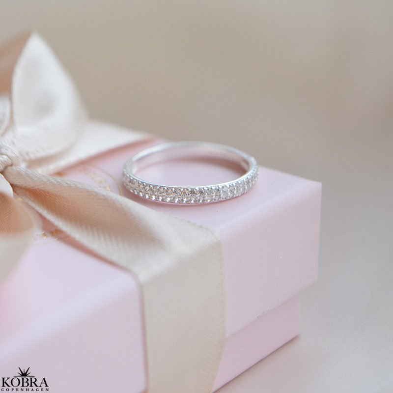 "Sabrina" Klassisk ring med hvite steiner i sterling s�lv