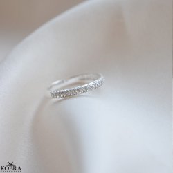 "Sabrina" Klassisk ring med hvite steiner i sterling s�lv