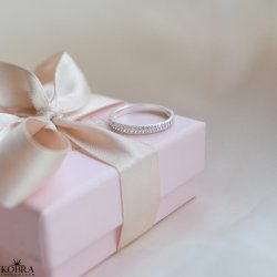 "Sabrina" Klassisk ring med hvite steiner i sterling s�lv