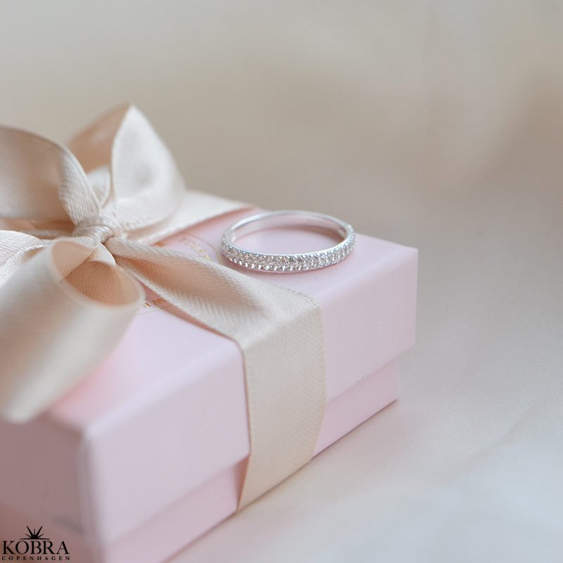 "Sabrina" Klassisk ring med hvite steiner i sterling s�lv