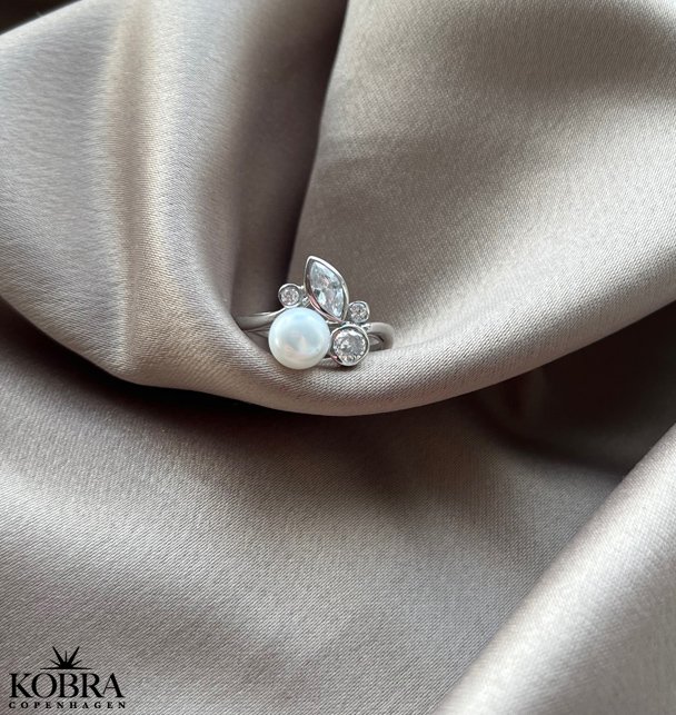 "Magda" slv ring med hvide sten og gte ferskvandsperle