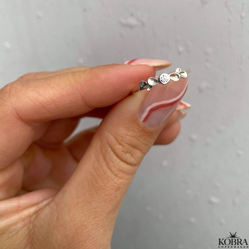 "Fiona" slv ring med sm blade og lille zirkonia sten