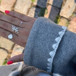 "Viva" smuk slv ring med hvide sten og blade