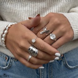 "Lullo" slv ring med en skn "rainbow moonstone"