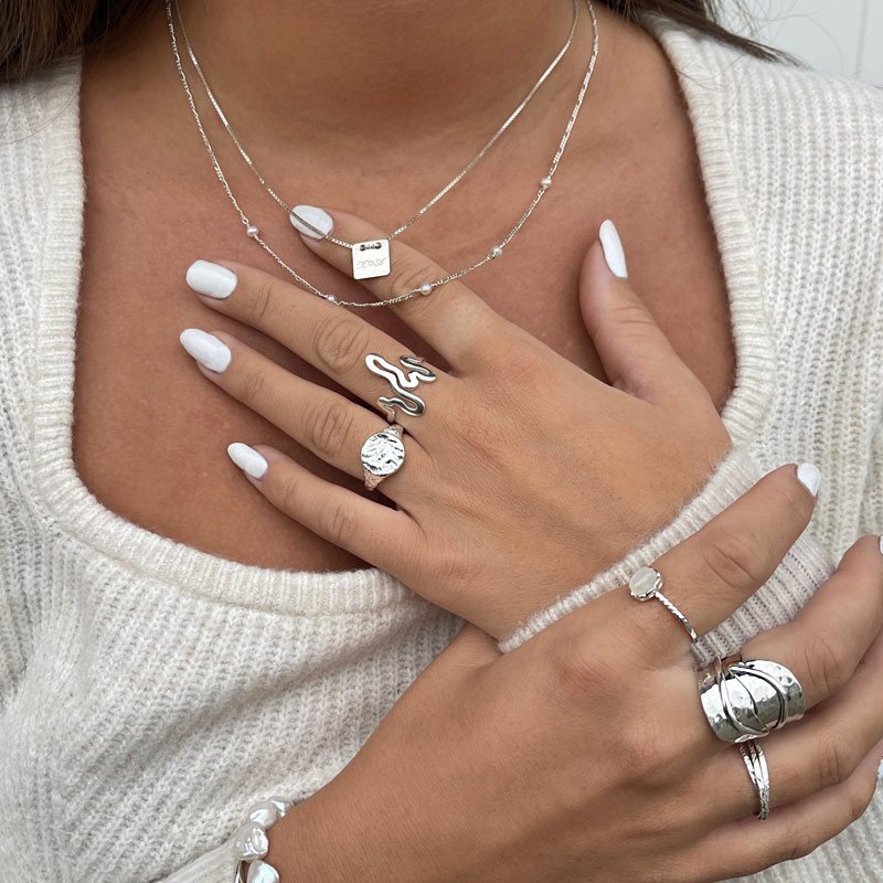 "Lullo" slv ring med en skn "rainbow moonstone"