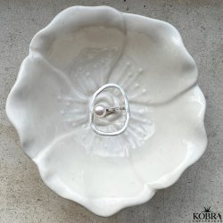 "Selma" stor organisk ring i slv med ferskvandsperle