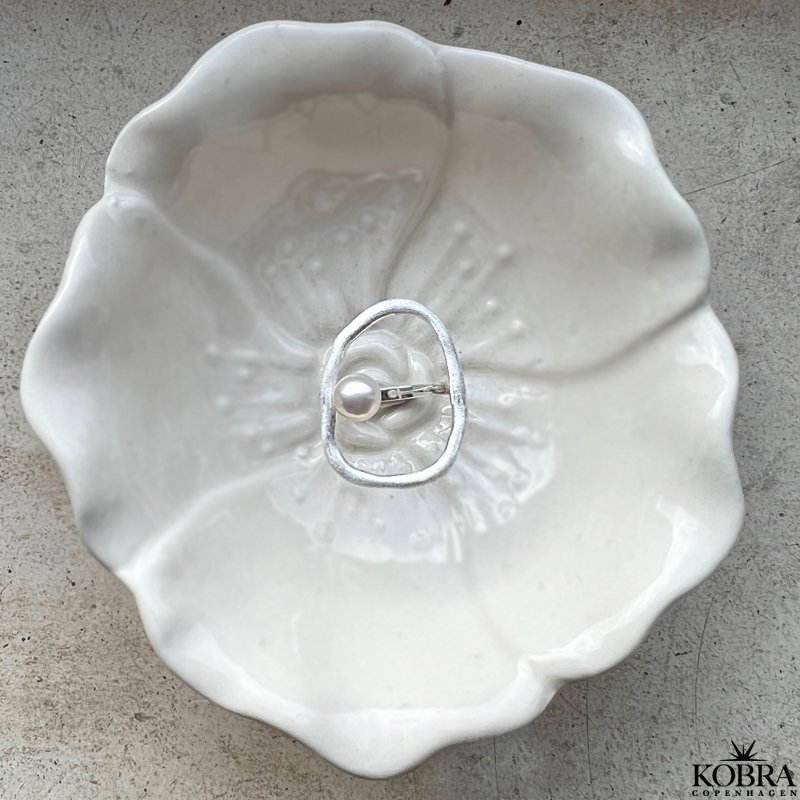"Selma" stor organisk ring i slv med ferskvandsperle