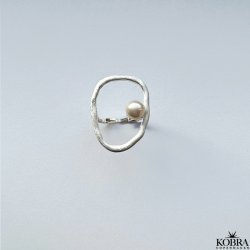 "Selma" stor organisk ring i slv med ferskvandsperle