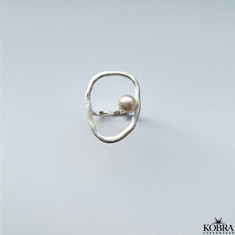 "Selma" stor organisk ring i slv med ferskvandsperle