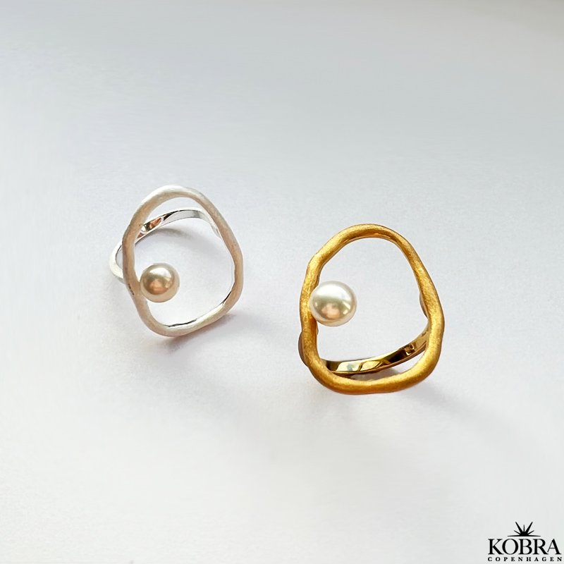 "Selma" large gold ring with freshwater pearl