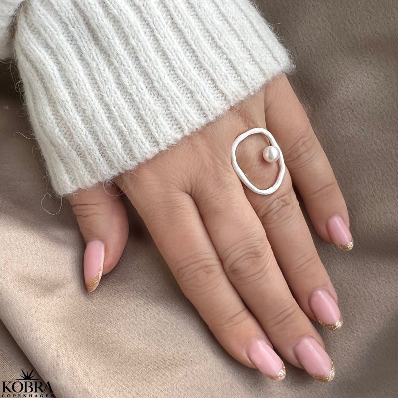 "Selma" stor organisk ring i slv med ferskvandsperle