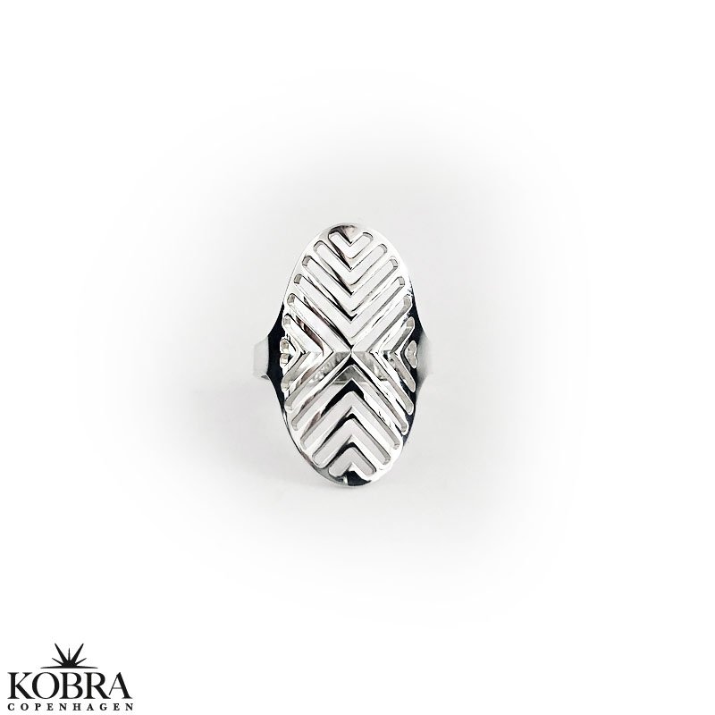 "Victory Hollow" V ring in silver