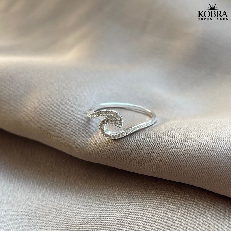 "River"blget slv ring med sten