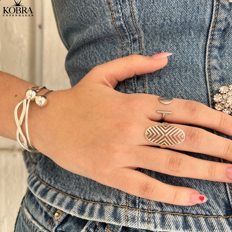 "Victory Hollow" V ring in silver