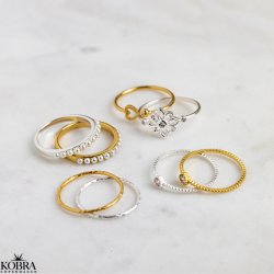 "Zola" gold ring with pearls