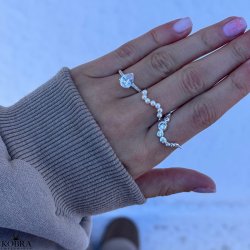 "Solenne" wavy ring with white stones in silver