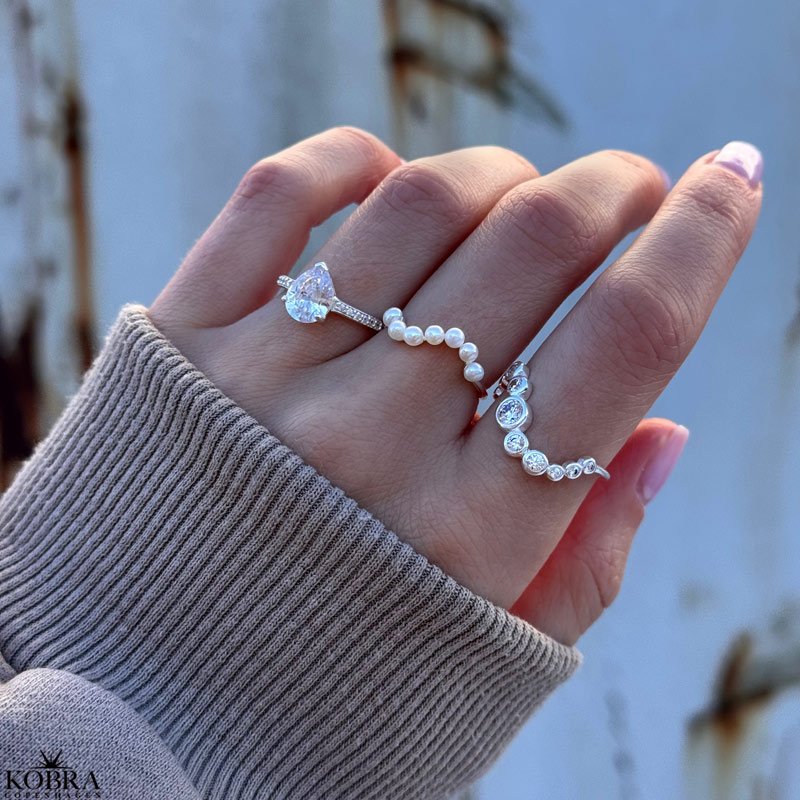 "Solenne" wavy ring with white stones in silver