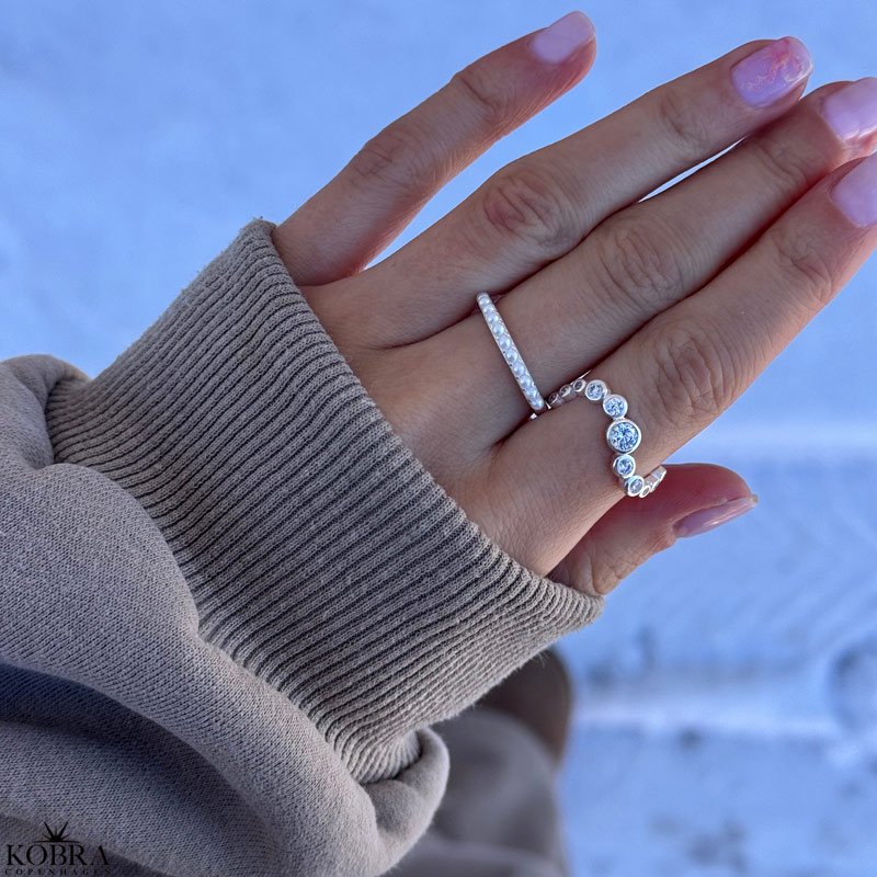 "Solenne" wavy ring with white stones in silver