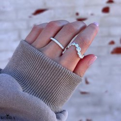 "Solenne" wavy ring with white stones in silver