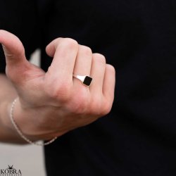 "Midnight" signet ring med sort onyx i slv til mnd