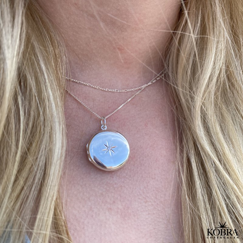 "Rocket" rund medaljon med hvid sten i sterling slv