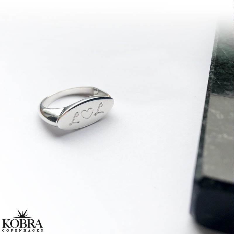 "Malou" oval cocktail / signet ring in silver with engraving