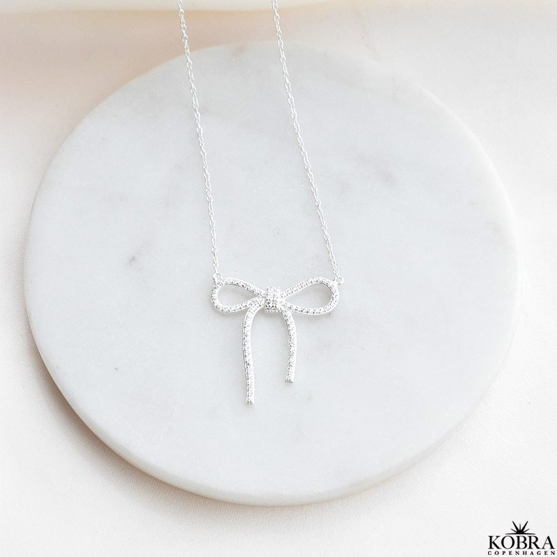 "Leonora" stor sljfe halskde med sten i slv