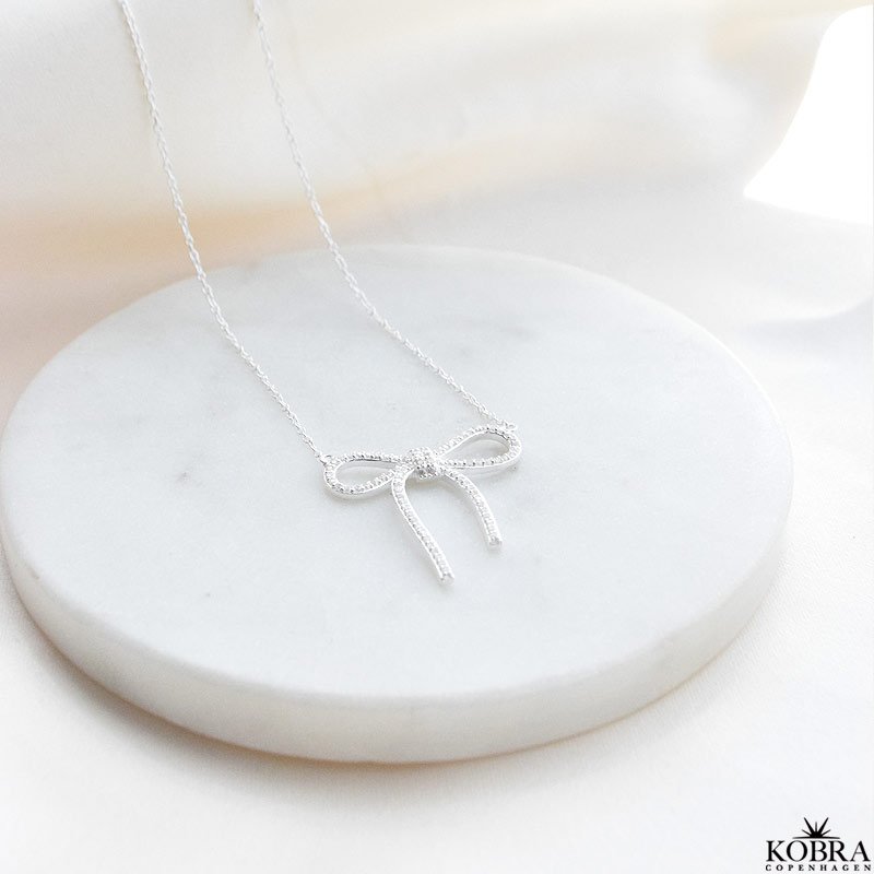 "Leonora" stor sljfe halskde med sten i slv