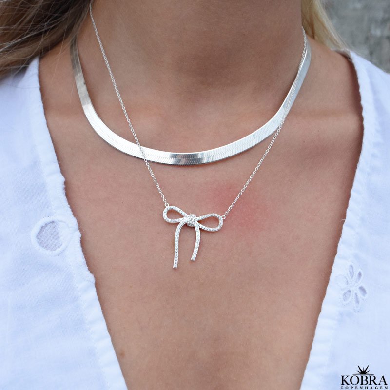 "Leonora" stor sljfe halskde med sten i slv