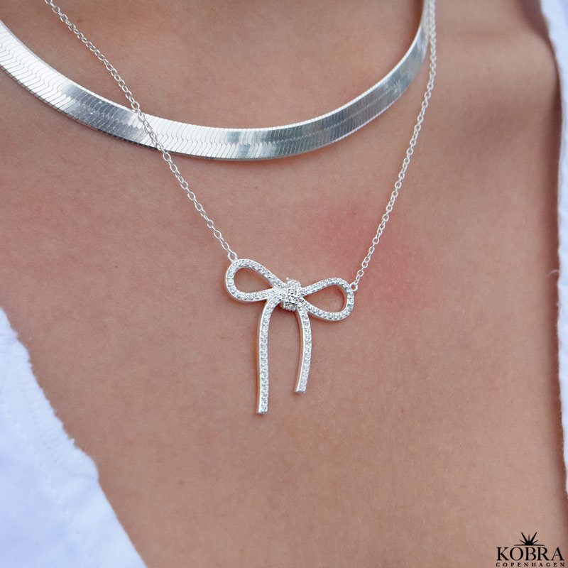 "Leonora" stor sljfe halskde med sten i slv