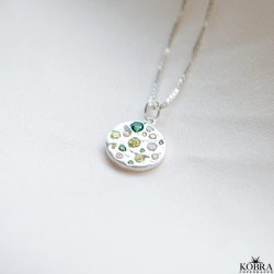 "Amalfi" halskde i hammerslet slv med grnne og gule sten