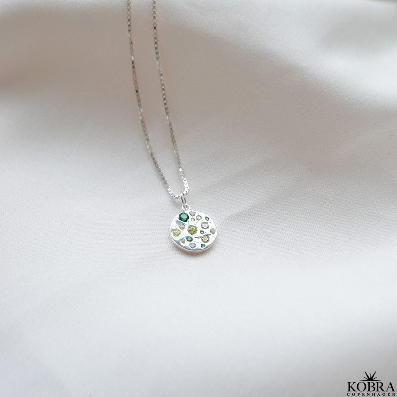 "Amalfi" halskde i hammerslet slv med grnne og gule sten