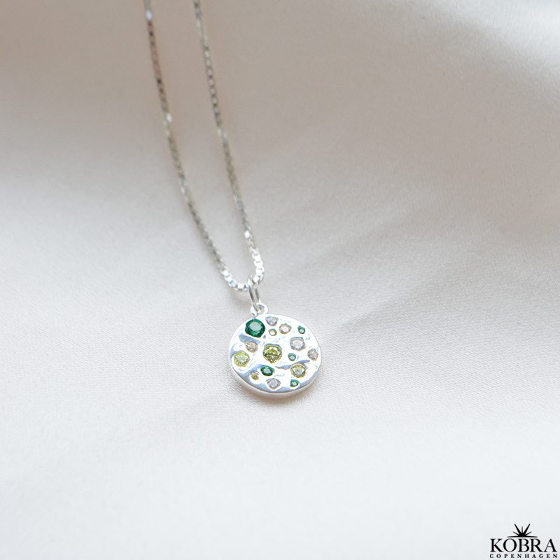 "Amalfi" halskde i hammerslet slv med grnne og gule sten