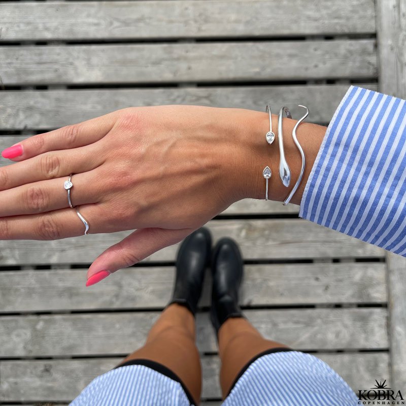 "Tai" sølv armbånd / armlet med dråbeformet sten - one size!