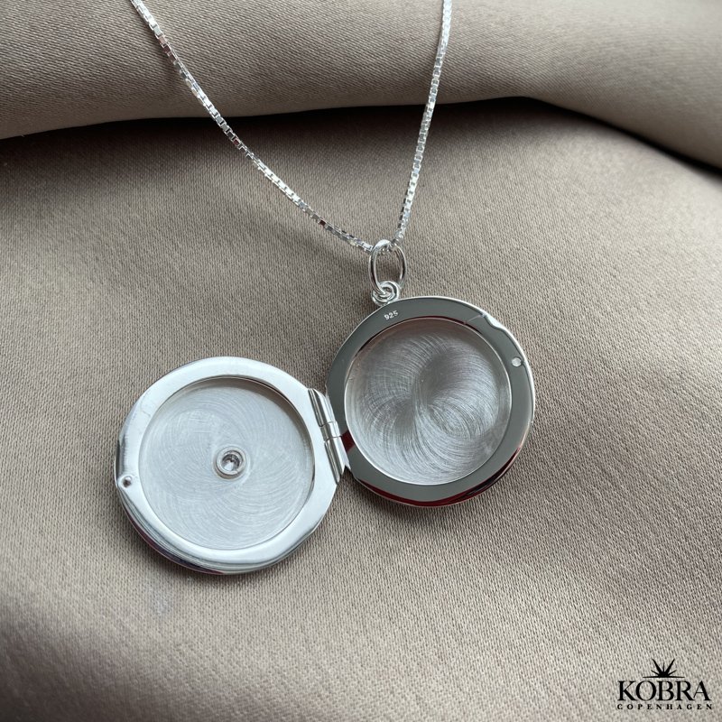 "Rocket" rund medaljon med hvid sten i sterling slv