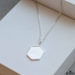 "Hero" 6 kantet slv halskde til mnd inklusiv personlig gravering