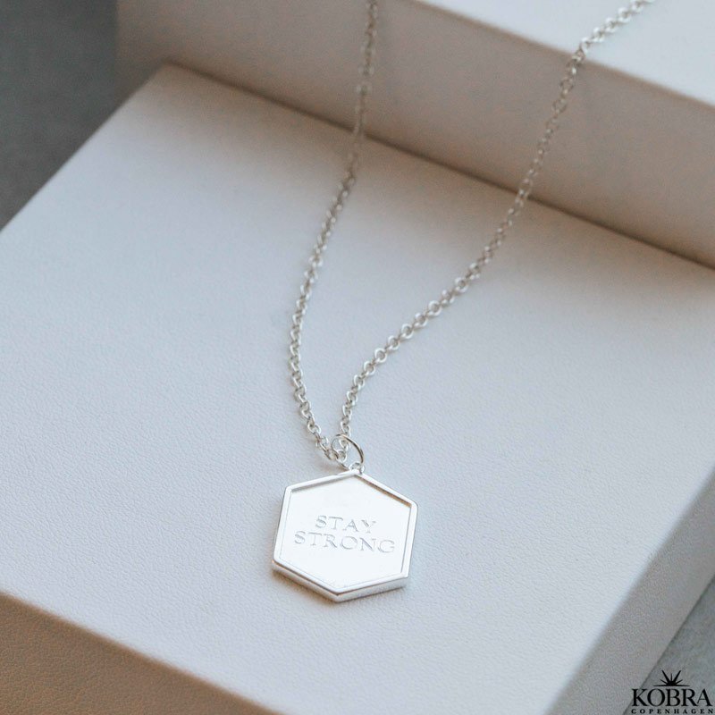 "Hero" 6 kantet slv halskde til mnd inklusiv personlig gravering