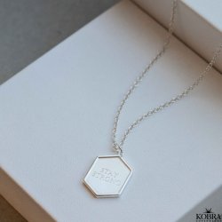 "Hero" 6 kantet slv halskde til mnd inklusiv personlig gravering