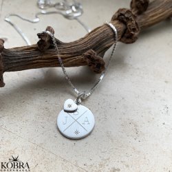 Rund "Rocket" krydsgravering halskde med sten i slv