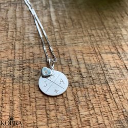 Rund "Rocket" krydsgravering halskde med sten i slv