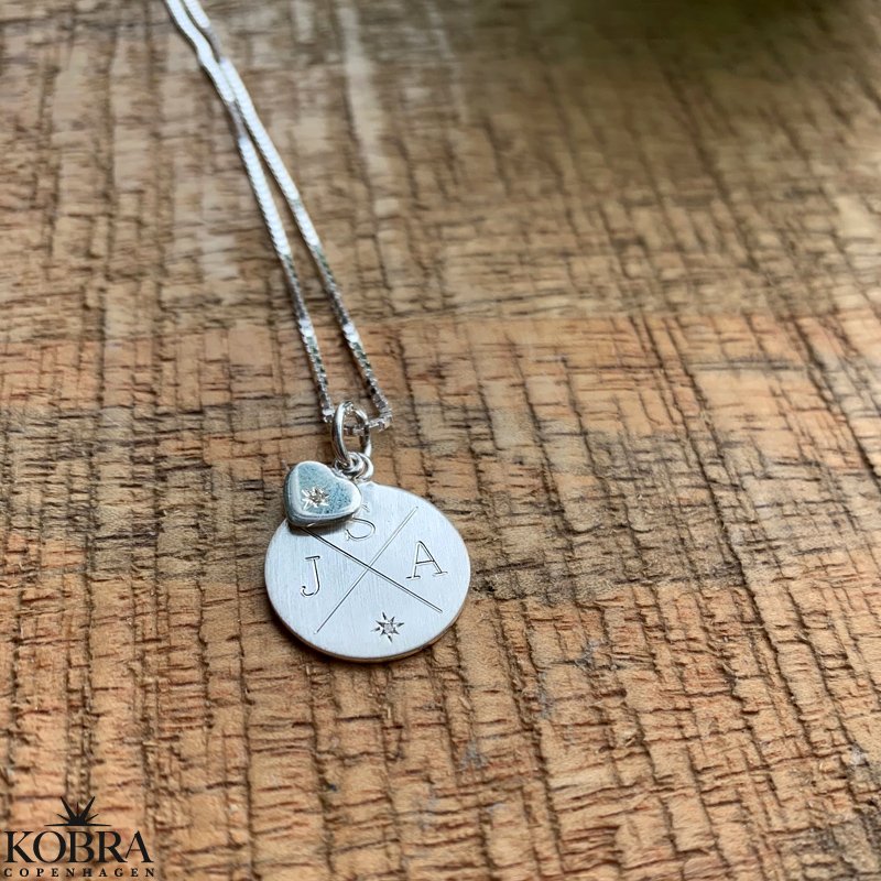 Rund "Rocket" krydsgravering halskde med sten i slv